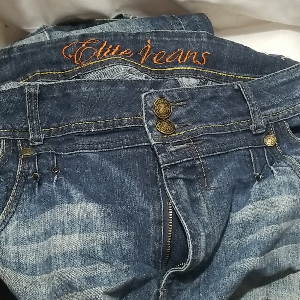 132225 Elite jeans  are in very good shape when you look at the different pictur
